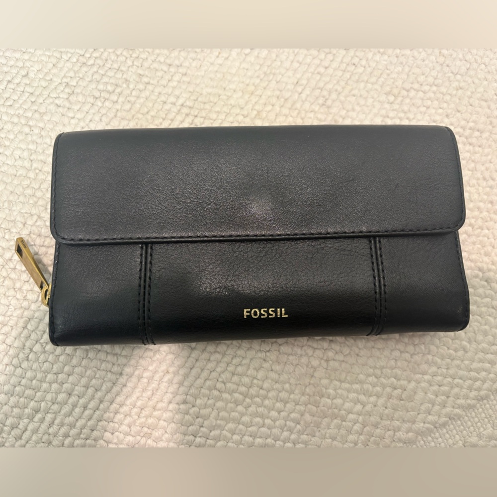 Fossil Black Leather Flap Wallet – Very Good Condition